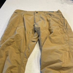 Kuhl men’s pants size 36-32 lightweight 2 zipper pockets for added security.